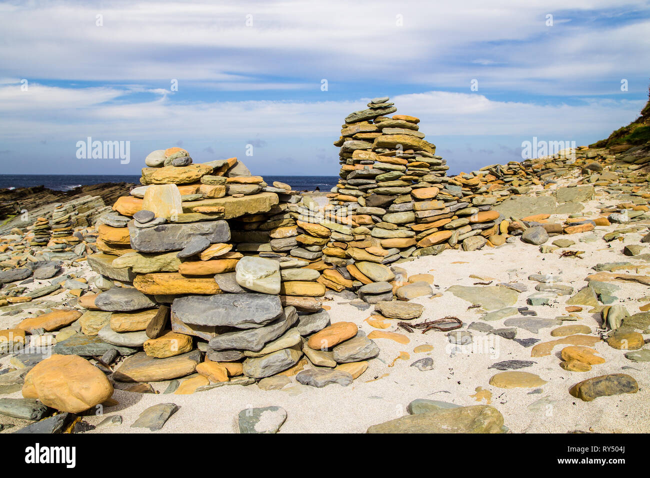 Rochers sur la plage par le son de Birsay Banque D'Images