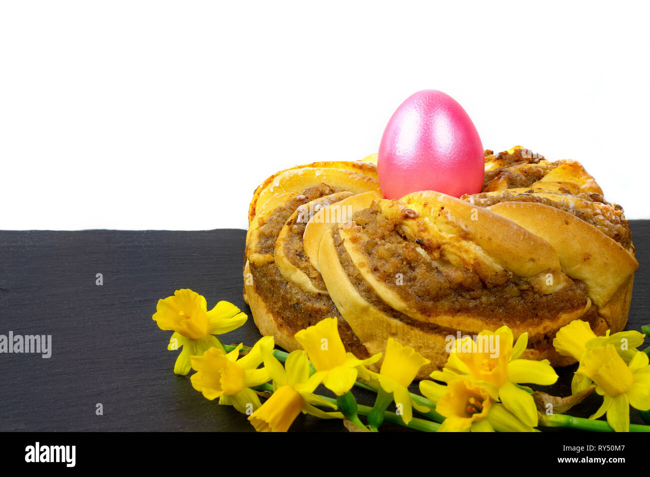 La cuisson de Pâques. Couronne de Pâques. Une couronne avec un oeuf de Pâques au milieu Banque D'Images