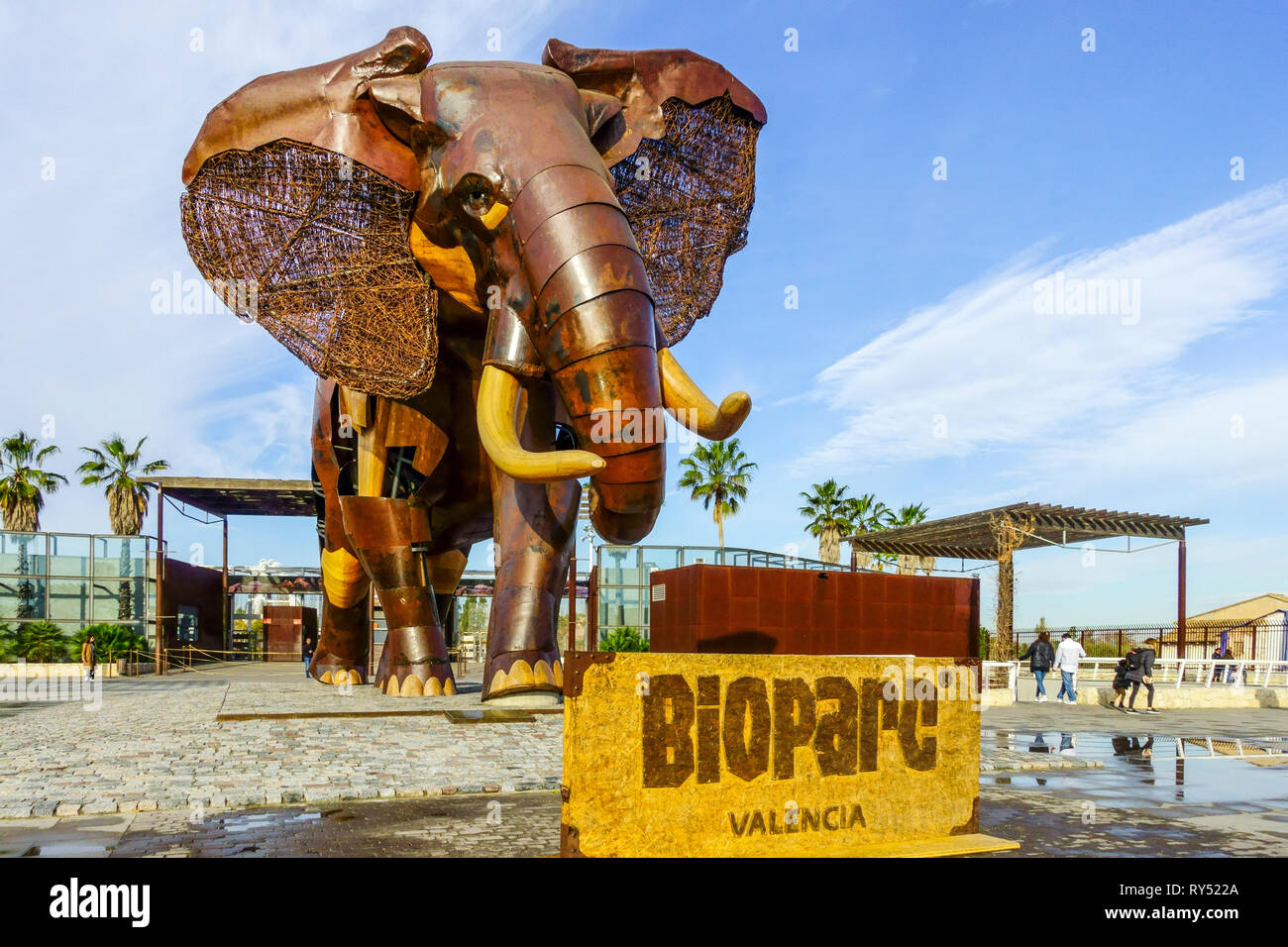 La grande statue de l'éléphant accueille les visiteurs avant d'entrer Le Biopark de Valence - jardin du zoo Banque D'Images