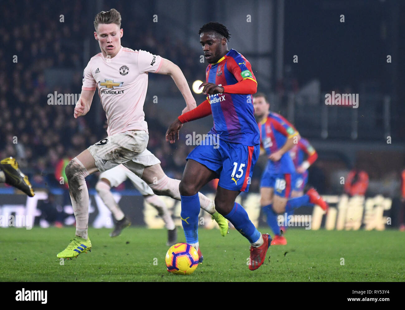 Londres, ANGLETERRE - 27 février 2019 : Scott McTominay de Manchester et Jeffrey Schlupp de Palace photographié au cours de la Premier League 2018/19 match entre Crystal Palace FC et Manchester United à Selhurst Park. Banque D'Images