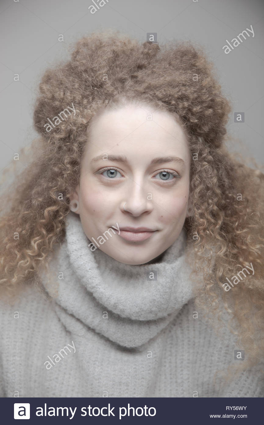 Portrait confiant belle jeune femme avec de longs cheveux blonds Banque D'Images