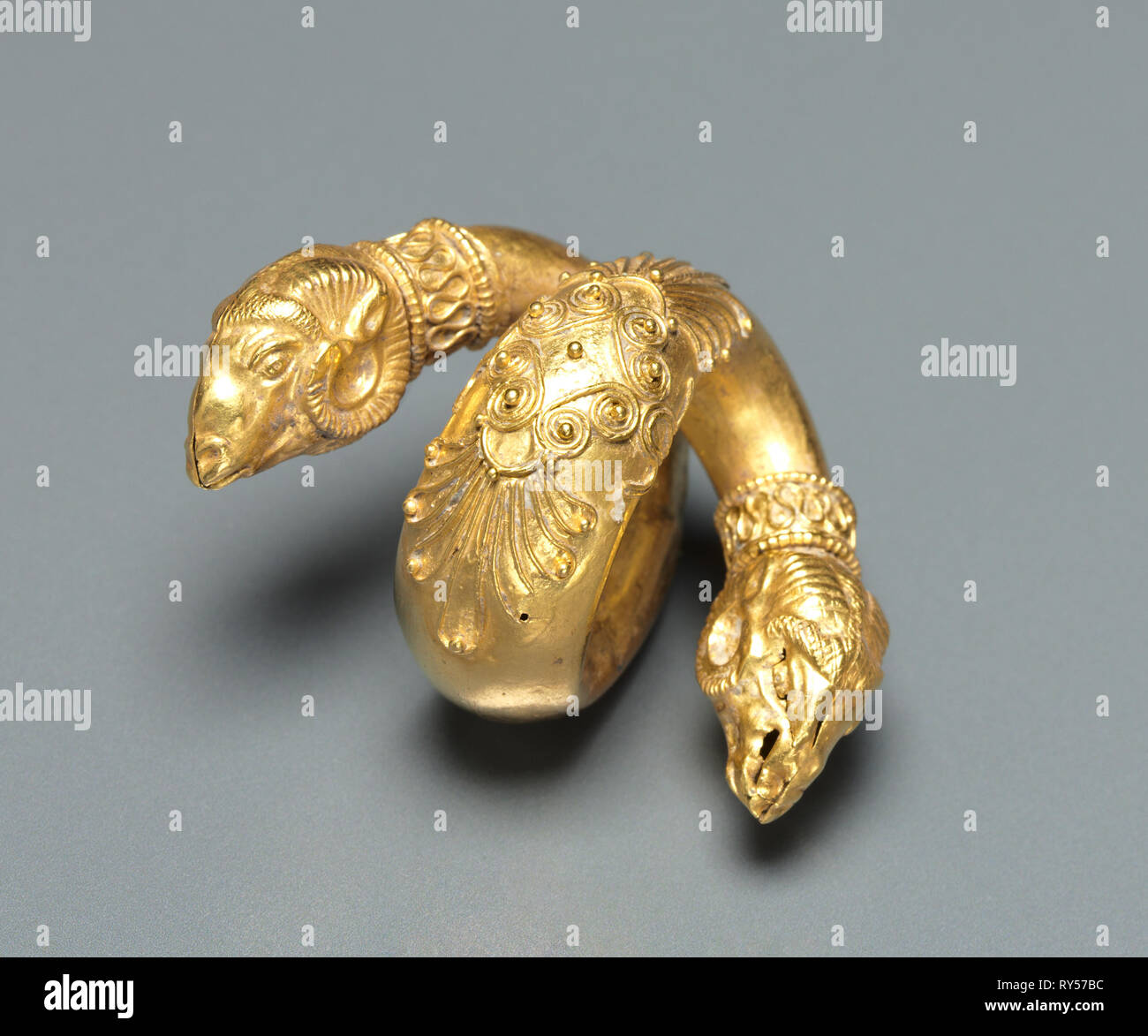 Paire de boucles de cheveux avec la tête de vérin, ch. 4ème siècle avant J.-C.. La Grèce, de l'époque hellénistique. Or ; total : 3,5 cm (1 3/8 in Banque D'Images