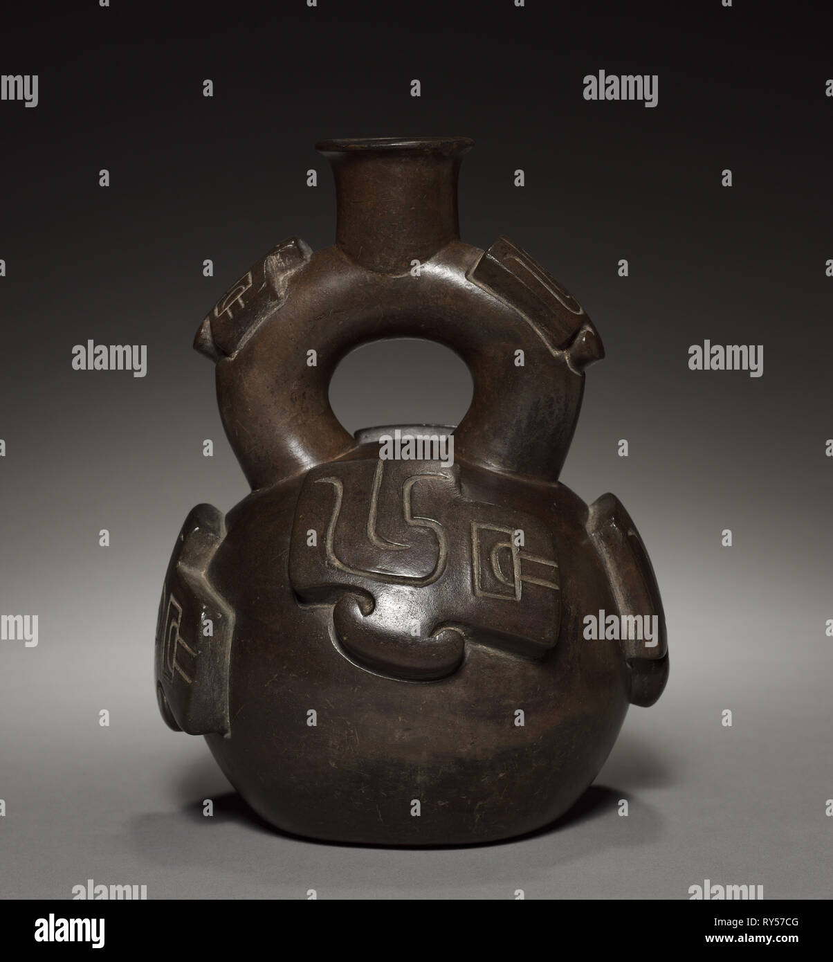 Navire avec étrier d'ensachage, 500-200 BC. Le Pérou, Côte Nord, Cupisnique (1200-200 BC) de style. Faïence ; total : 22,8 x 17,2 cm (9 x 6 3/4 in Banque D'Images