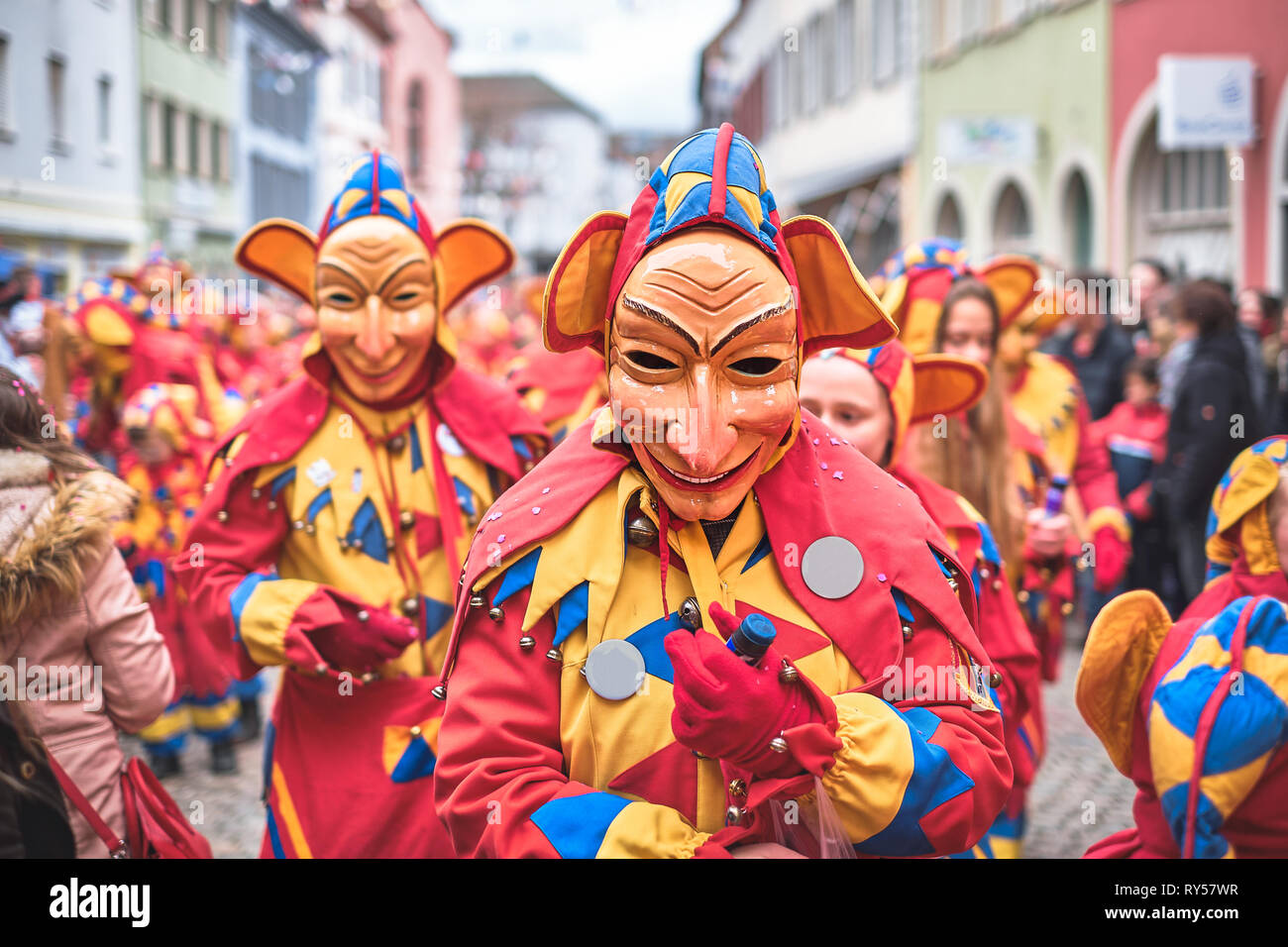 La figure de carnaval avec les grandes oreilles en jaune, rouge, bleu  costume. Carnaval de rue dans le sud de l'Allemagne - Forêt Noire Photo  Stock - Alamy