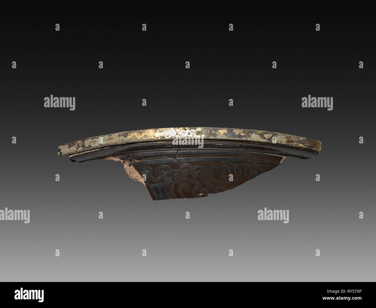 Fragment d'un plateau de laque, 9-24. La Chine, l'objet de fouilles à Lolang, dynastie Xin (9-23). Incolore ; total : 3,8 x 14,3 cm (1 1/2 x 5 5/8 po Banque D'Images