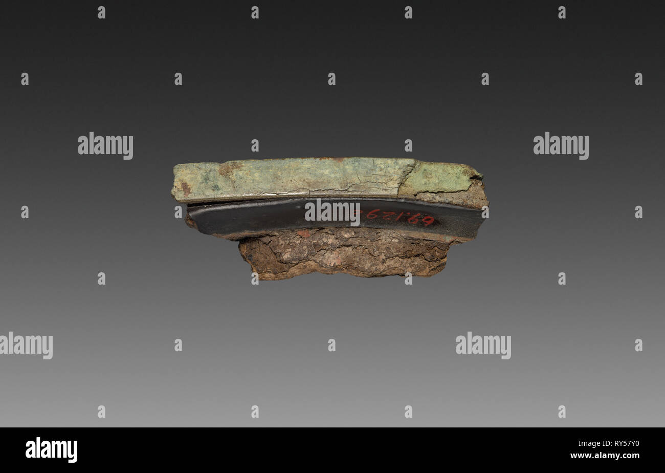 Fragment d'un plateau de laque, 9-24. La Chine, l'objet de fouilles à Lolang, dynastie Xin (9-23). Incolore ; total : 1,6 x 5,1 cm (5/8 x 2 in Banque D'Images