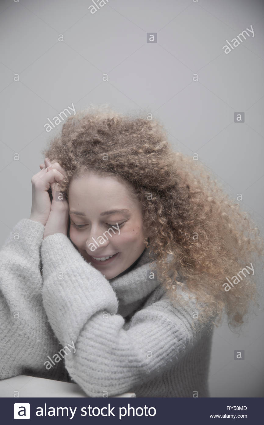 Portrait belle jeune femme avec de longs cheveux blonds Banque D'Images