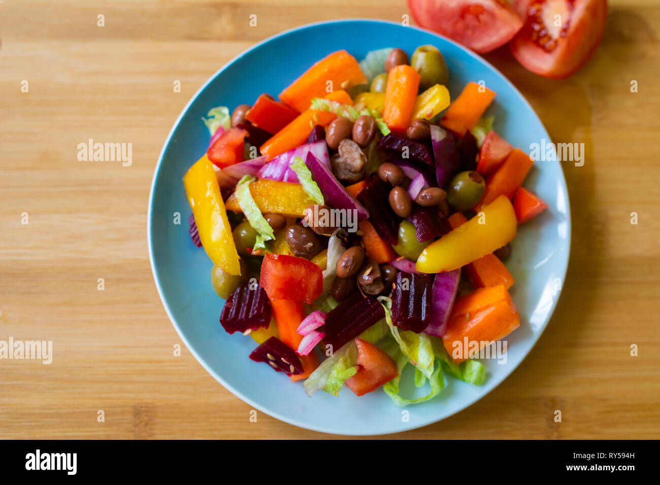 Une salade colorée vegan dynamique sur une petite plaque Banque D'Images
