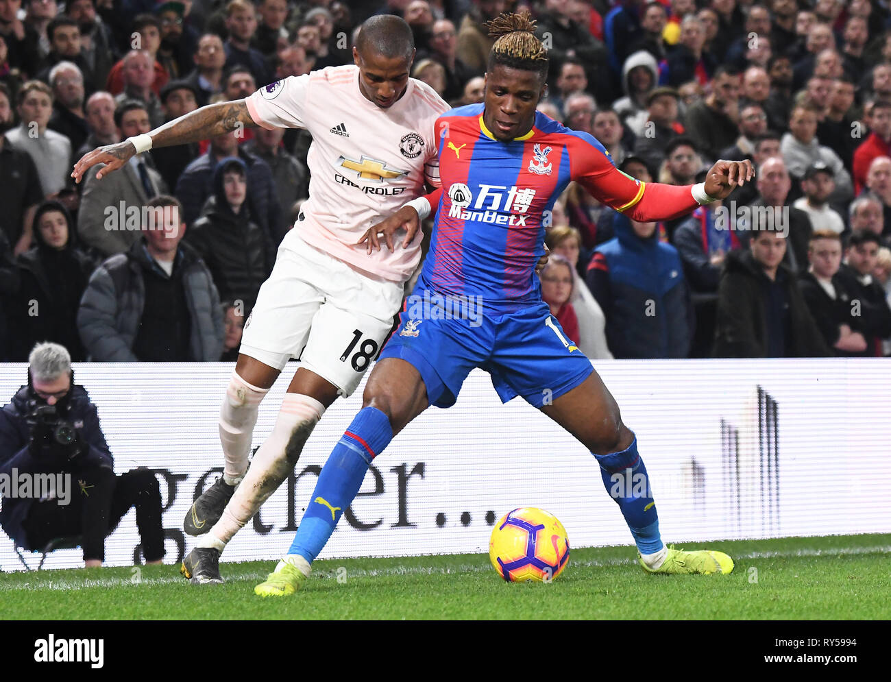 Londres, ANGLETERRE - 27 février 2019 : Ashley Young de Manchester et Wilfried Zaha de Palace photographié au cours de la Premier League 2018/19 match entre Crystal Palace FC et Manchester United à Selhurst Park. Banque D'Images