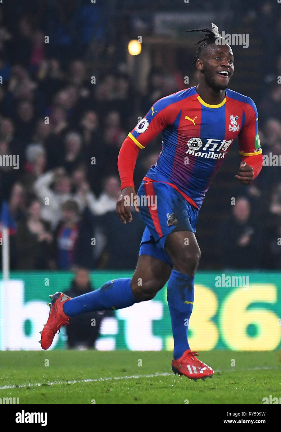 Londres, ANGLETERRE - 27 février 2019 : Batshuayi-Atunga Michy de Palace réagit après un but marqué par son équipe au cours de la Premier League 2018/19 match entre Crystal Palace FC et Manchester United à Selhurst Park. Banque D'Images