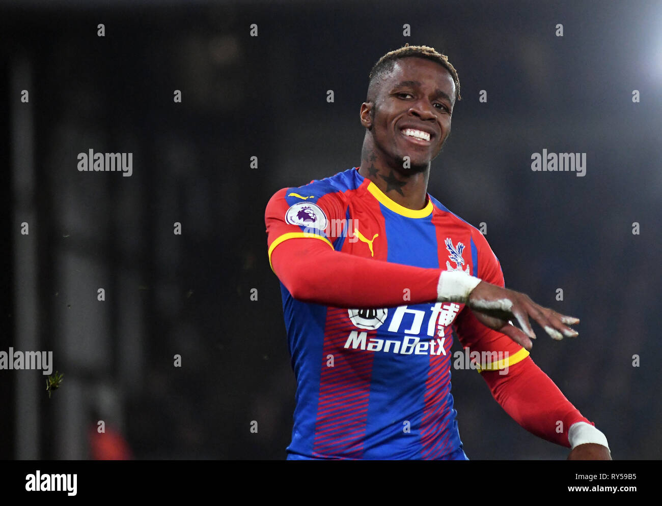 Londres, ANGLETERRE - 27 février 2019 : Wilfried Zaha de Palace photographié au cours de la Premier League 2018/19 match entre Crystal Palace FC et Manchester United à Selhurst Park. Banque D'Images