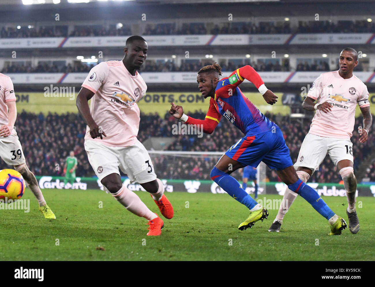 Londres, ANGLETERRE - 27 février 2019 : Eric Bailly de Manchester, Wilfried Zaha de Palace et Ashley Young de Manchester en photo au cours de la Premier League 2018/19 match entre Crystal Palace FC et Manchester United à Selhurst Park. Banque D'Images