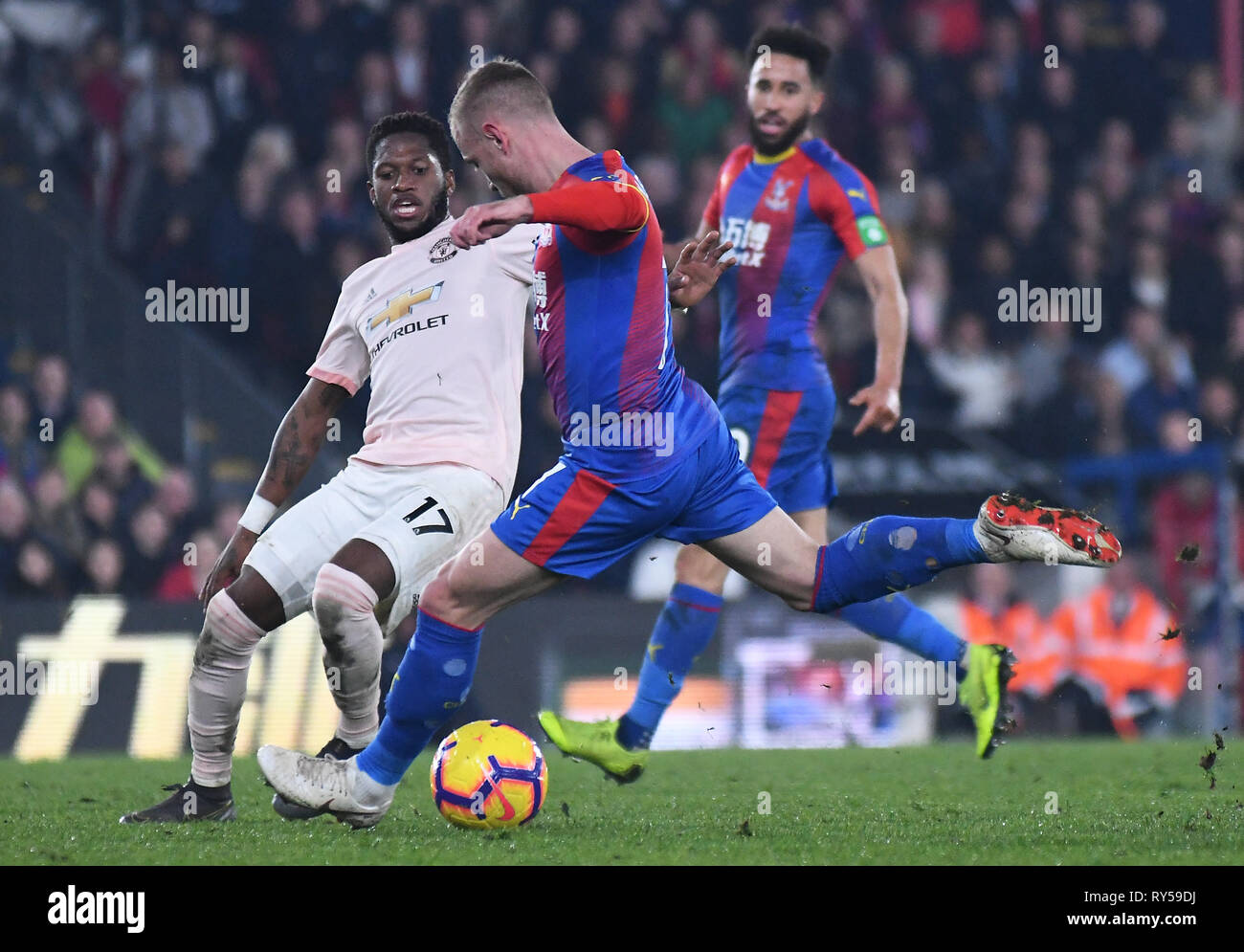 Londres, ANGLETERRE - 27 février 2019 : Frederico Rodrigues de Paula Santos (Fred) de Manchester et Max Meyer de Palace photographié au cours de la Premier League 2018/19 match entre Crystal Palace FC et Manchester United à Selhurst Park. Banque D'Images