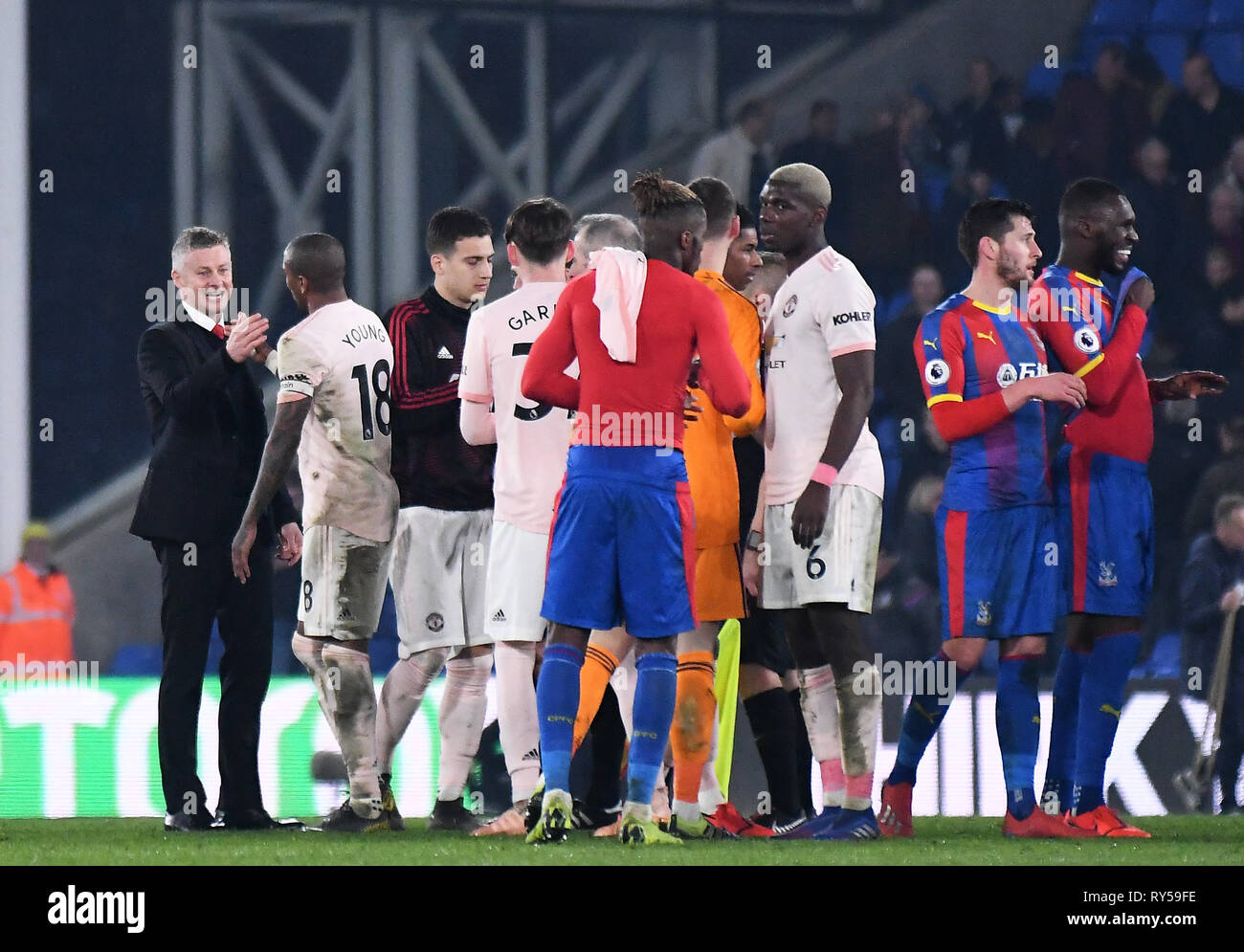 Londres, Angleterre - le 27 février 2019 Manchester : Ole Gunnar Solskjaer manager Ashley félicite les jeunes de Manchester après la Premier League 2018/19 match entre Crystal Palace FC et Manchester United à Selhurst Park. Banque D'Images