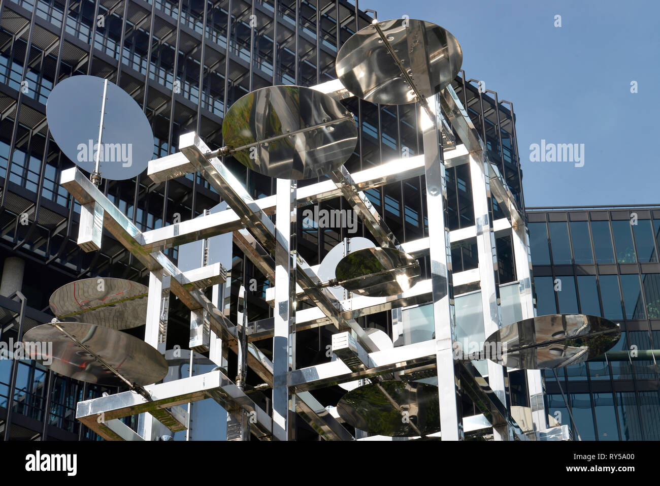 Skulptur von Nicolas Schoeffer, Chronos 10 B, l'Office européen des brevets OEB Erhardtstrasse, Munich, Bayern, Deutschland, Nicolas Schöffer Banque D'Images