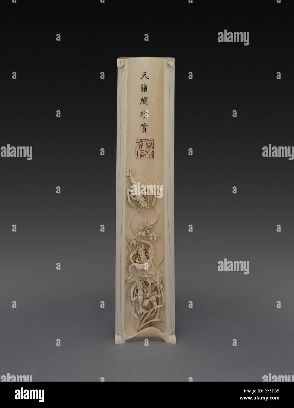 Wrist-Rest aux écrevisses et des plantes de l'eau, 18e siècle. La Chine, de la dynastie Qing (1644-1911). L'ivoire et de pigments polychromes ; Total : 6 cm (2 3/8 po Banque D'Images