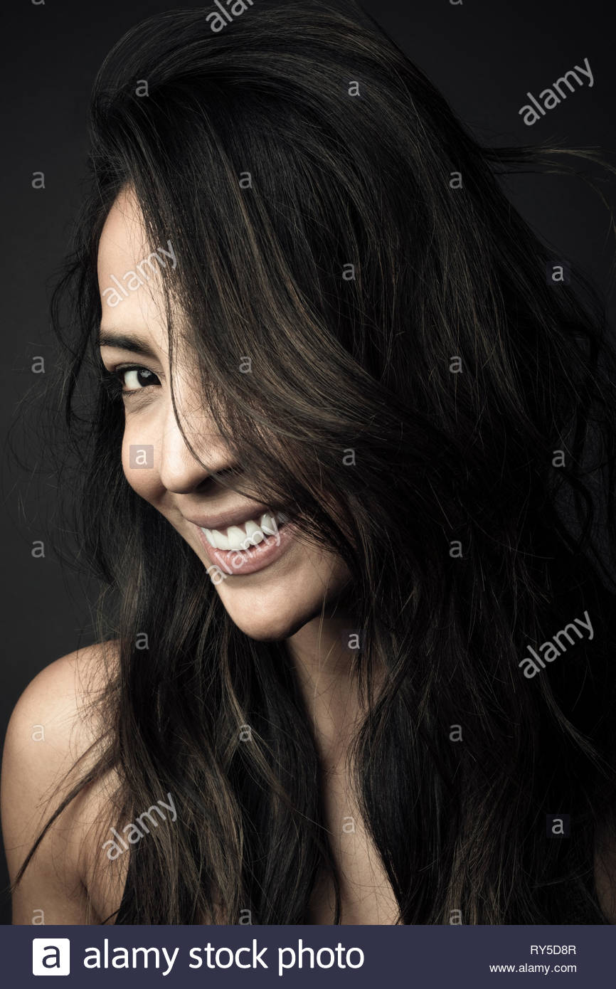 Portrait confiant belle Latina femme avec de longs cheveux noirs Photo  Stock - Alamy