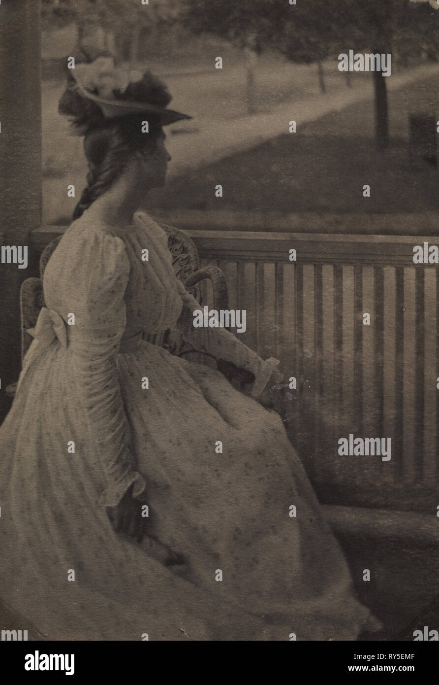 Sur le porche (Julia Hall McCune), ch. 1897. Clarence H. White (Américain, 1871-1925). Platinum print ; image : 19,4 x 13,5 cm (7 5/8 x 5 5/16 in.) ; enchevêtrées : 45,7 x 35,6 cm (18 x 14 po Banque D'Images