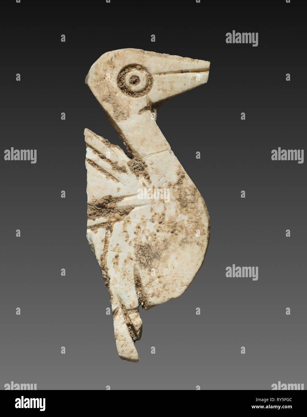 Incrustation décorative : oiseau stylisé pour une boîte, ch. 2000 BC. Israël, peut-être à Jéricho. Os ; total : 4,9 x 1,9 x 0,3 cm (1 15/16 x 3/4 x 1/8 po Banque D'Images