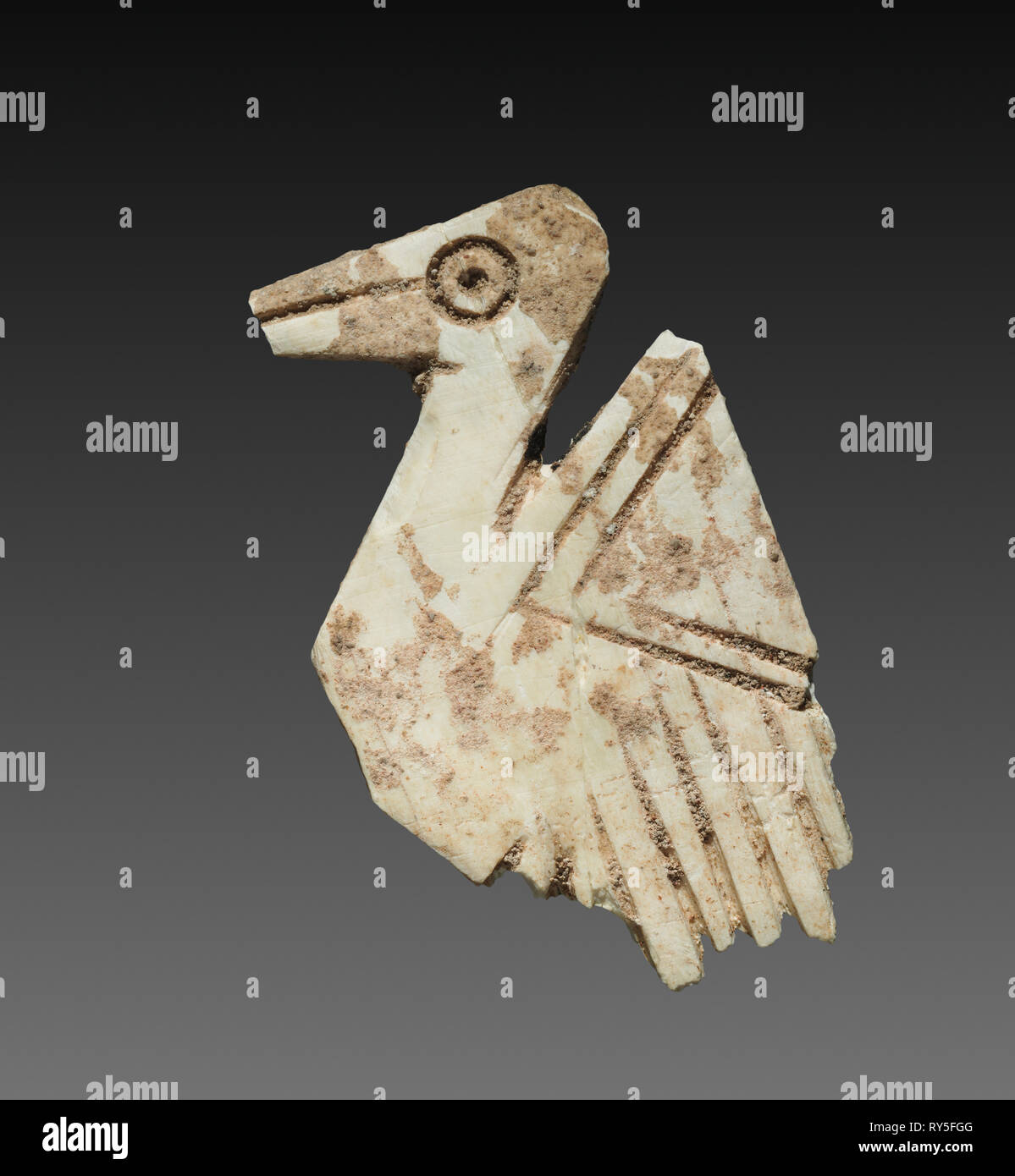 Incrustation décorative : oiseau stylisé pour une boîte, ch. 2000 BC. Israël, peut-être à Jéricho. Os ; total : 4,3 x 3,4 x 0,3 cm (1 11/16 x 1 5/16 x 1/8 in Banque D'Images