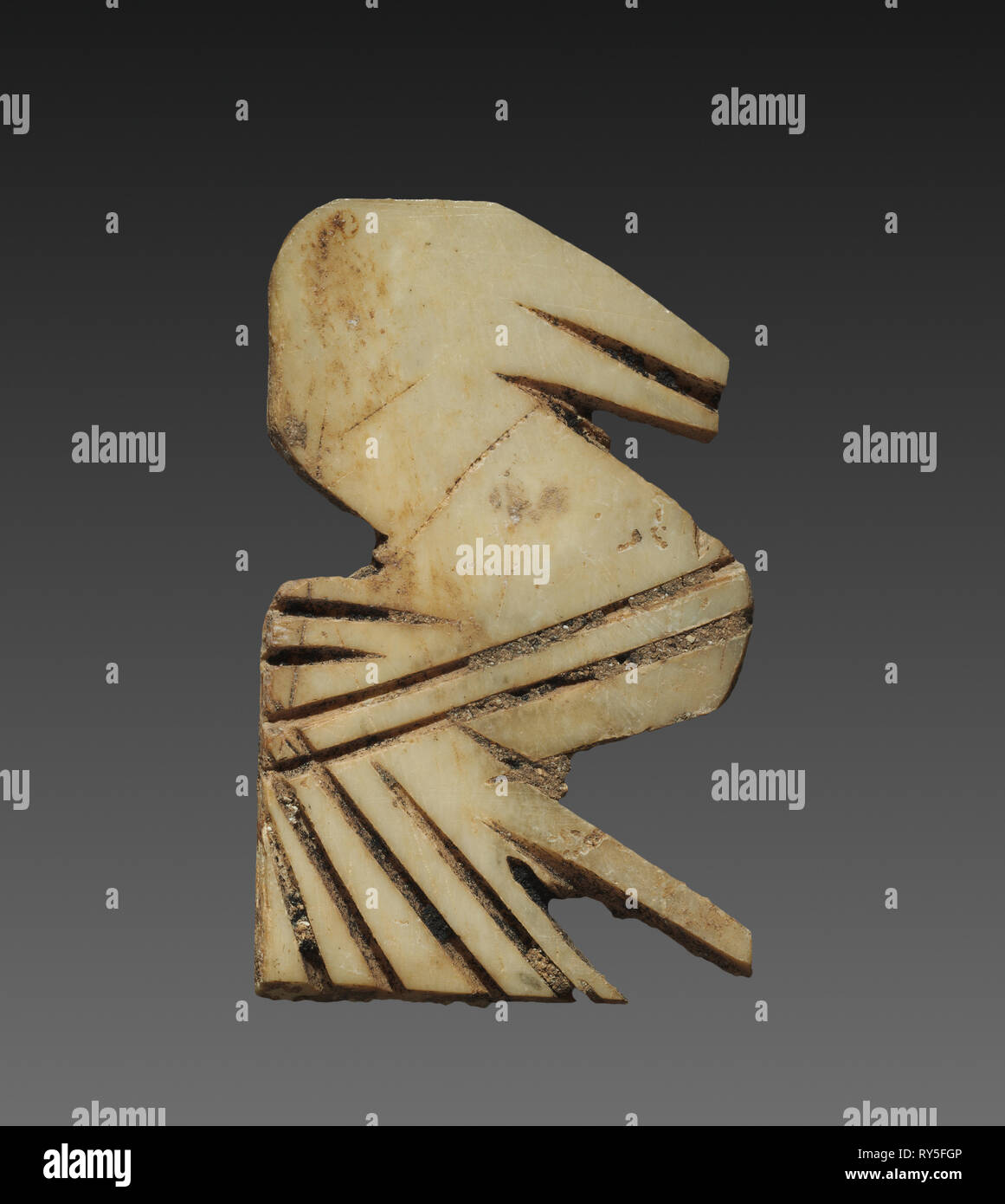 Incrustation décorative : oiseau stylisé pour une boîte, ch. 2000 BC. Israël, peut-être à Jéricho. Os ; total : 3,4 x 2,2 x 0,3 cm (1 5/16 x 7/8 x 1/8 po Banque D'Images