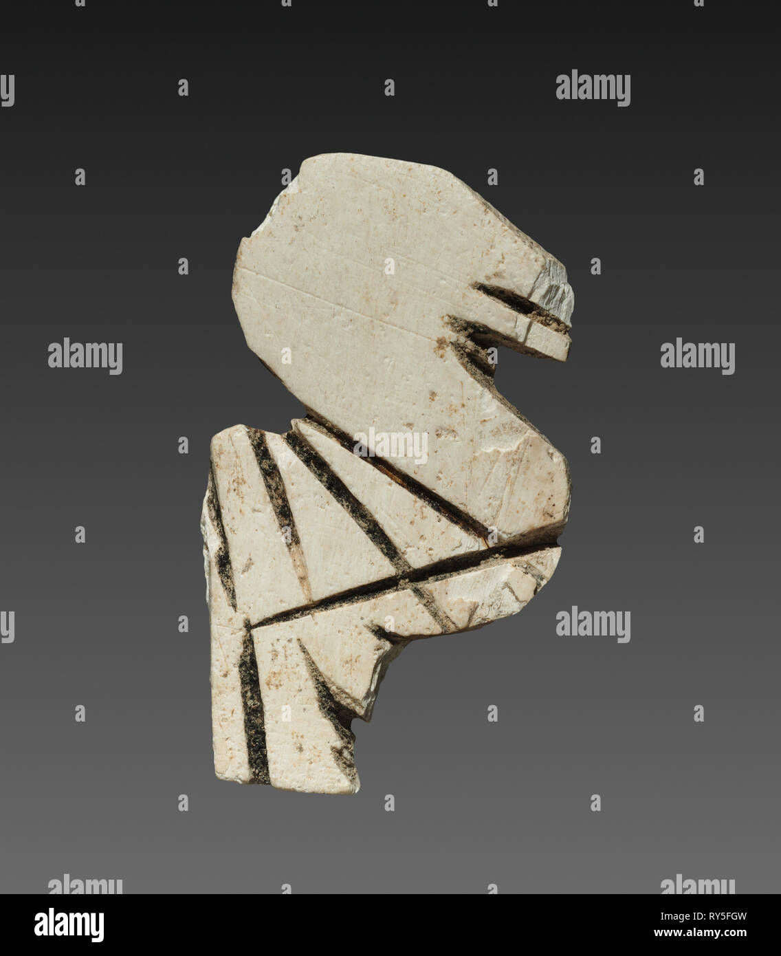 Incrustation décorative : oiseau stylisé pour une boîte, ch. 2000 BC. Israël, peut-être à Jéricho. Os ; total : 3,4 x 1,9 x 0,3 cm (1 5/16 x 3/4 x 1/8 po Banque D'Images