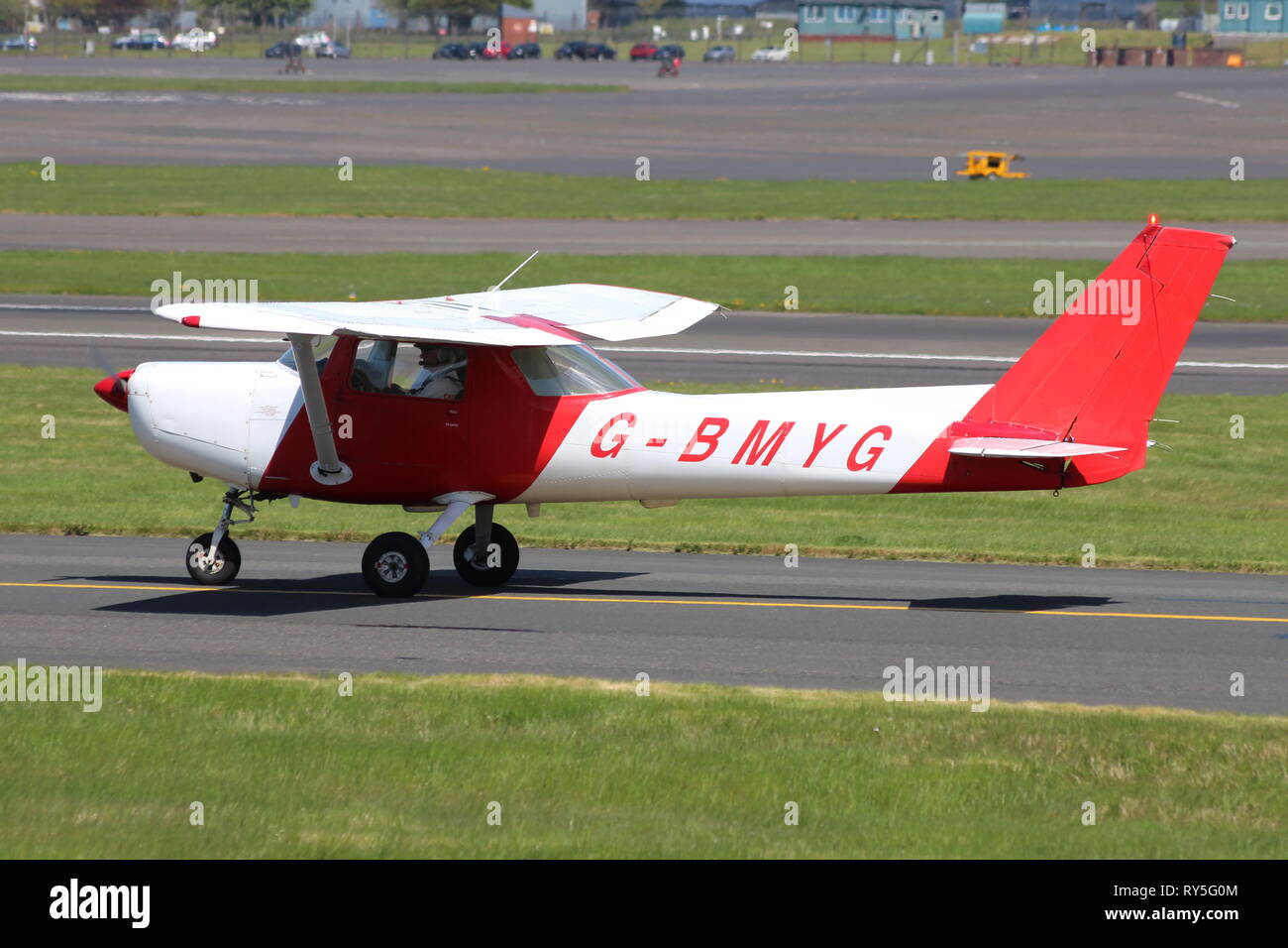 G-BMYG, un Reims-Cessna FA152 Aerobat, à l'Aéroport International de Prestwick en Ayrshire. Banque D'Images