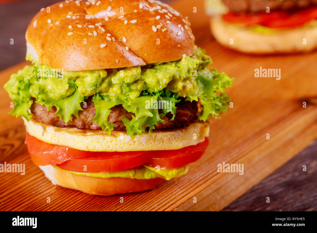 Fresh burger de bœuf grillé savoureux hamburgers sur fond de bois Banque D'Images