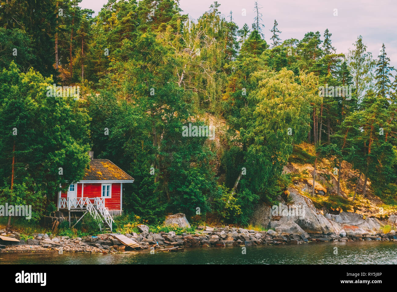 Baignoire en bois finlandais rouge Sauna Cabane sur l'île en été Banque D'Images
