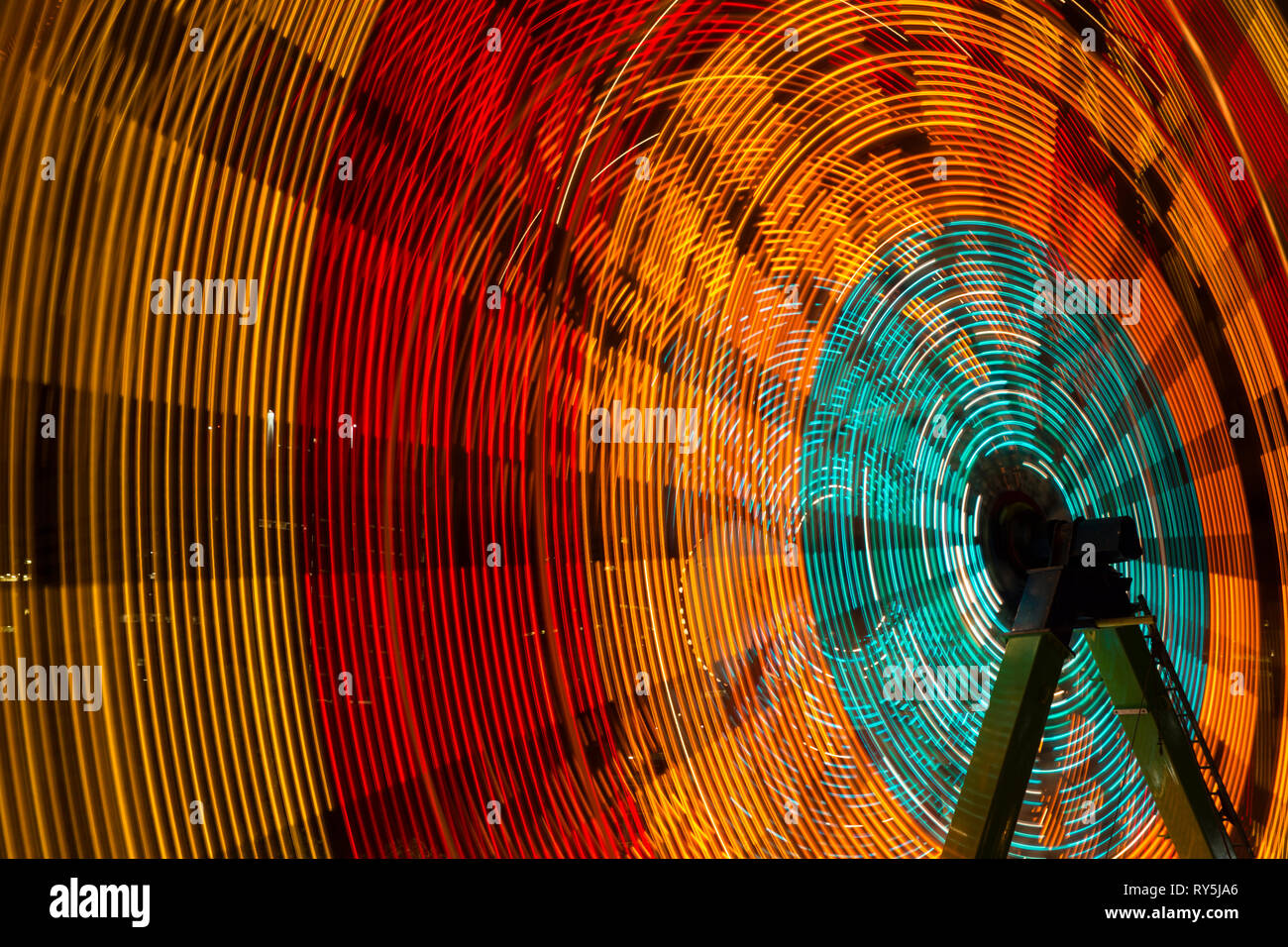 Grande Roue des lumières dans la nuit Banque D'Images