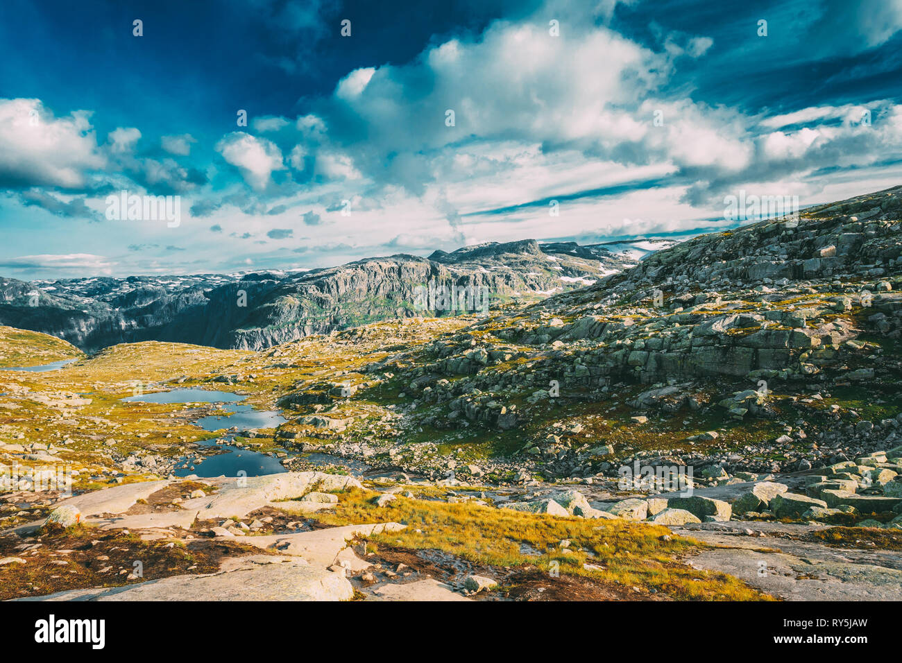 Paysage des montagnes avec ciel bleu en Norvège. Voyage en Scandinavie. Banque D'Images