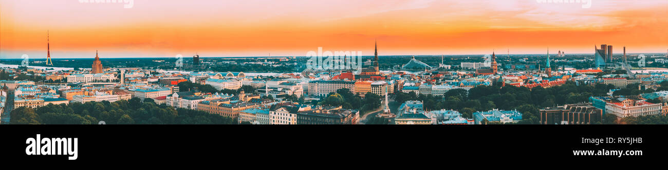 Riga, Lettonie. Vue aérienne Paysage urbain Panorama au coucher du soleil. La tour de télévision, Académie des Sciences, Église Saint Pierre, Boulevard de la liberté, de la Bibliothèque nationale Banque D'Images