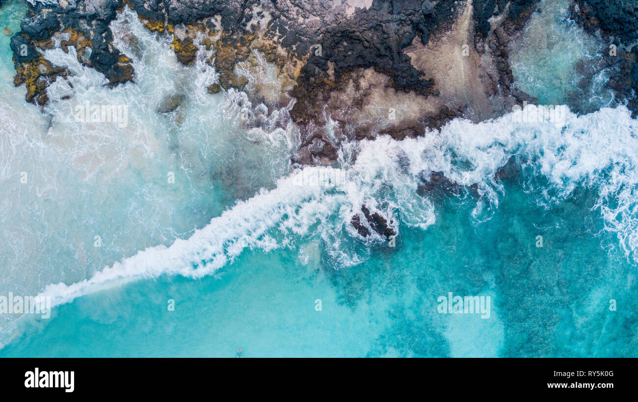 New York, USA : drone abattu de la turquoise mer plage dans la baie de Kua, Big Island Banque D'Images