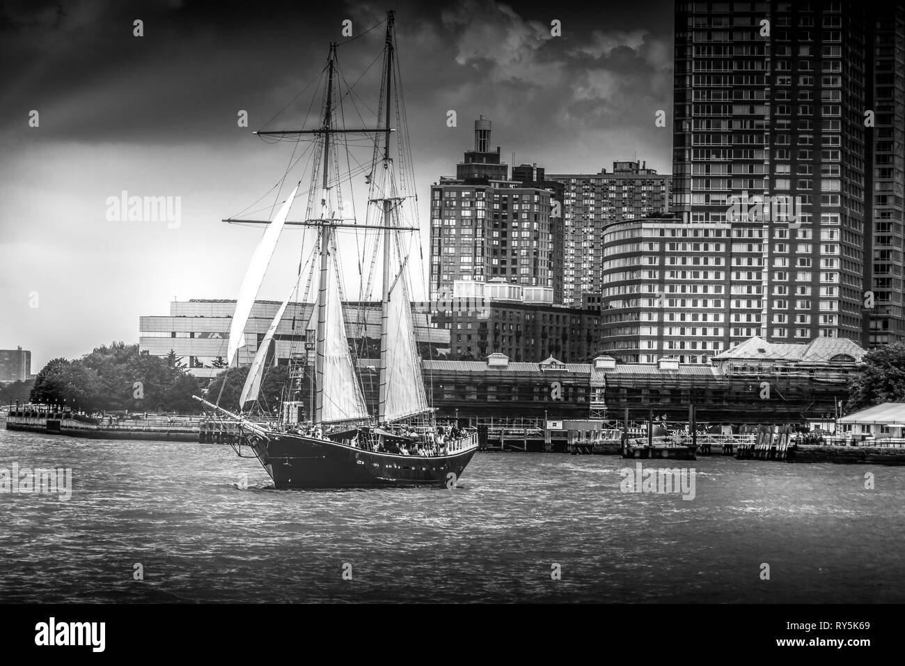 Image en noir et blanc de voilier naviguant sur la rivière Hudson à Manattan Banque D'Images