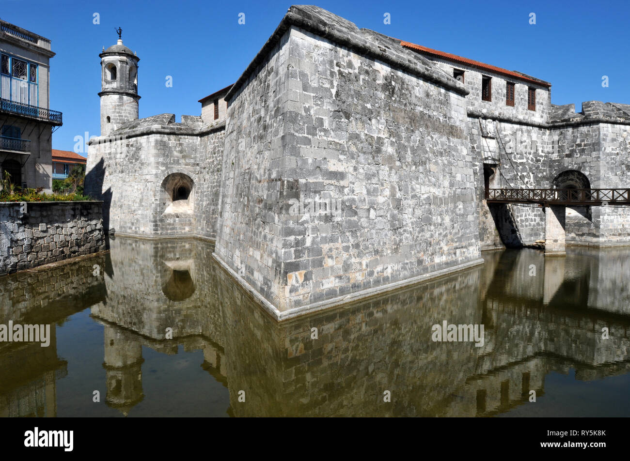 Achevé en 1577, le Castillo de la Real Fuerza à La Havane, Cuba est considérée comme la plus ancienne stone fort dans les Amériques. Il est maintenant un musée maritime. Banque D'Images
