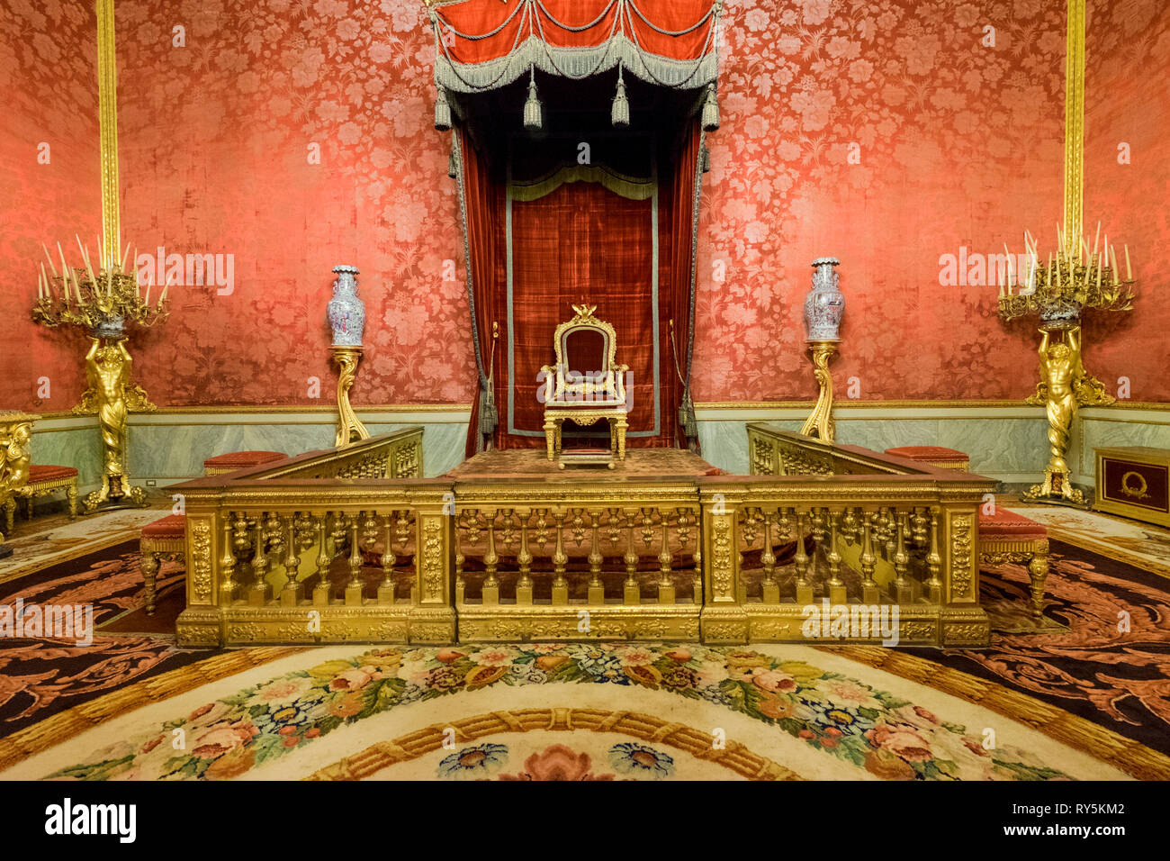 Trône dans une salle rouge, une partie de l'intérieur riche du Palais Pitti à Florence, Italie Banque D'Images