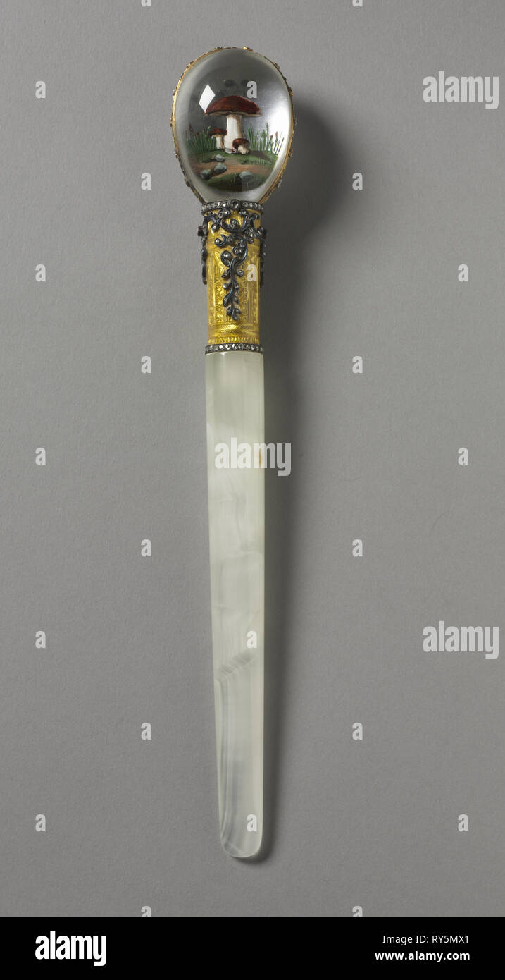 Coupe Papier, ch. 1860 ?. La Russie, Saint-Pétersbourg, 19e siècle. Blade : agate, collier : émail jaune transparent sur un moteur-tourné monté au sol en or sertis de diamants, et le fleuron ovoïde de deux morceaux de cristal de roche, sculpté sur les surfaces planes ; diamètre : 3,2 cm (1 1/4 in.) ; total : 20,4 cm (8 1/16 po Banque D'Images