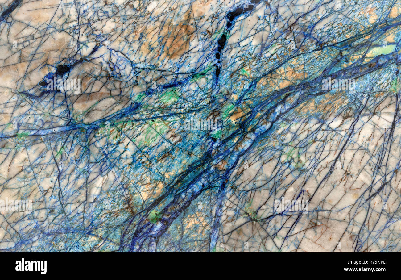 Les rivières sur une autre planète, détail de veines minérales fonctionnant via une tranche de rock. Le bleu et le vert sont l'azurite et malachite respectivement. Banque D'Images