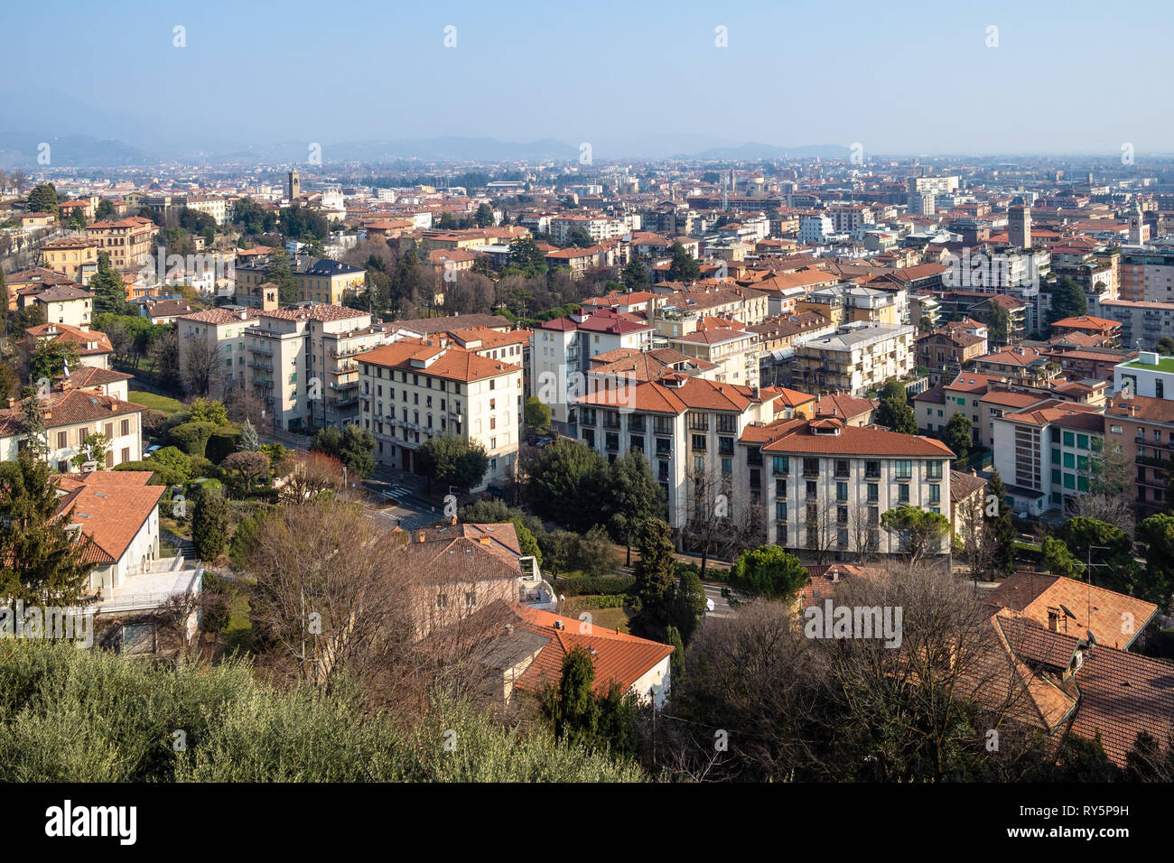 Voyage d'Italie - vue ci-dessus du quartier résidentiel de basse-ville (Citta Bassa) à partir de la Porta San Giacomo gate, à Bergame, Lombardie, ville Banque D'Images