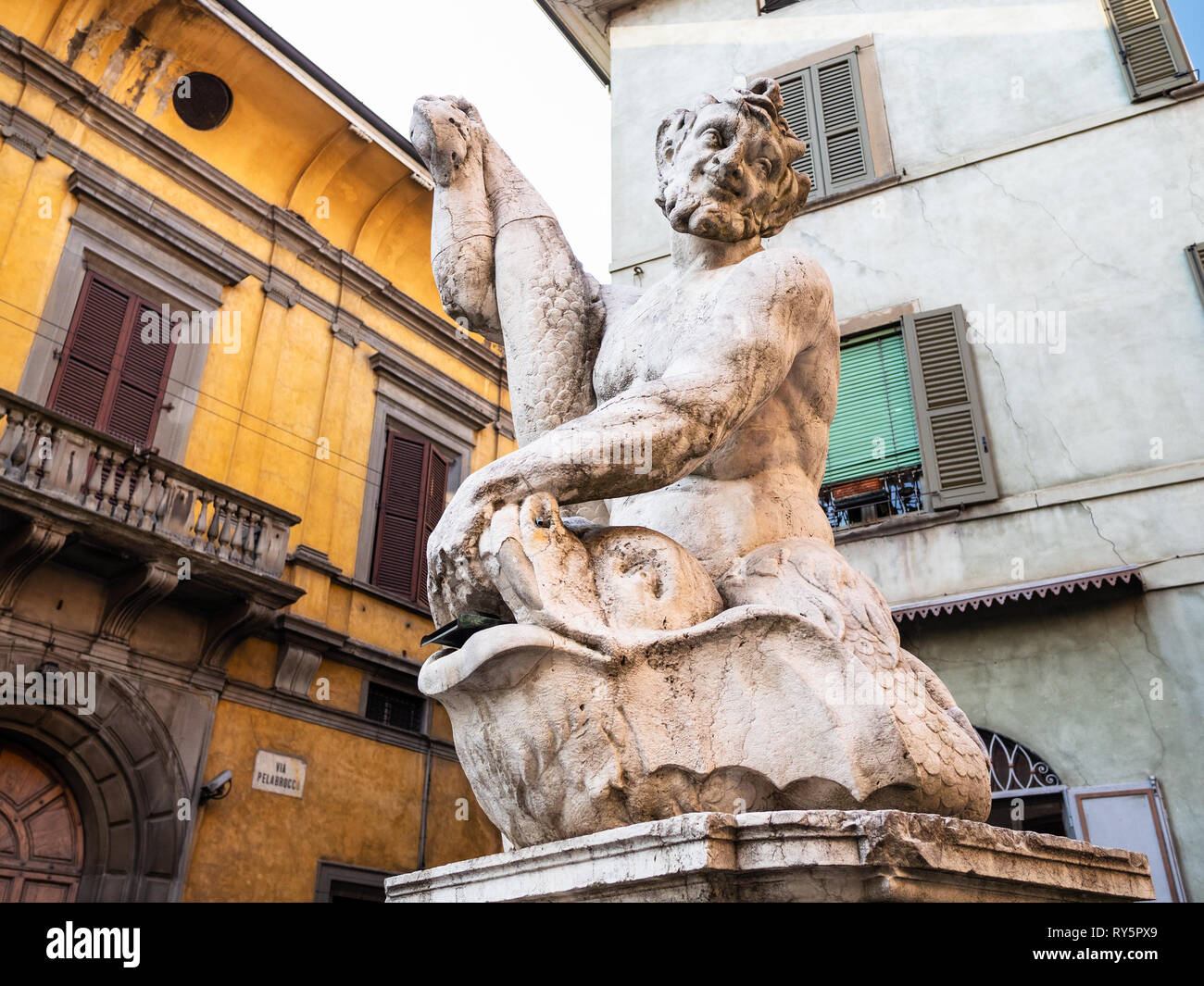 Voyage d'Italie - La Fontana del Delfino sur rue via dans Pelabrocco ville de Bergame, Lombardie. Il a été construit en 1526 Banque D'Images