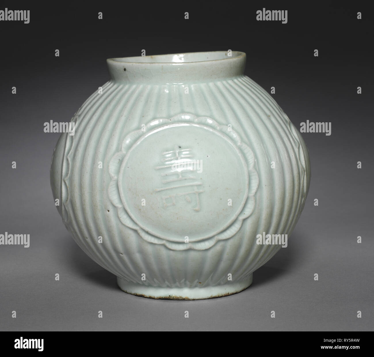Pot avec quatre caractères auspicieux en relief, années 1800. Corée, Dynastie Joseon (1392-1910). Porcelaine émaillée Banque D'Images