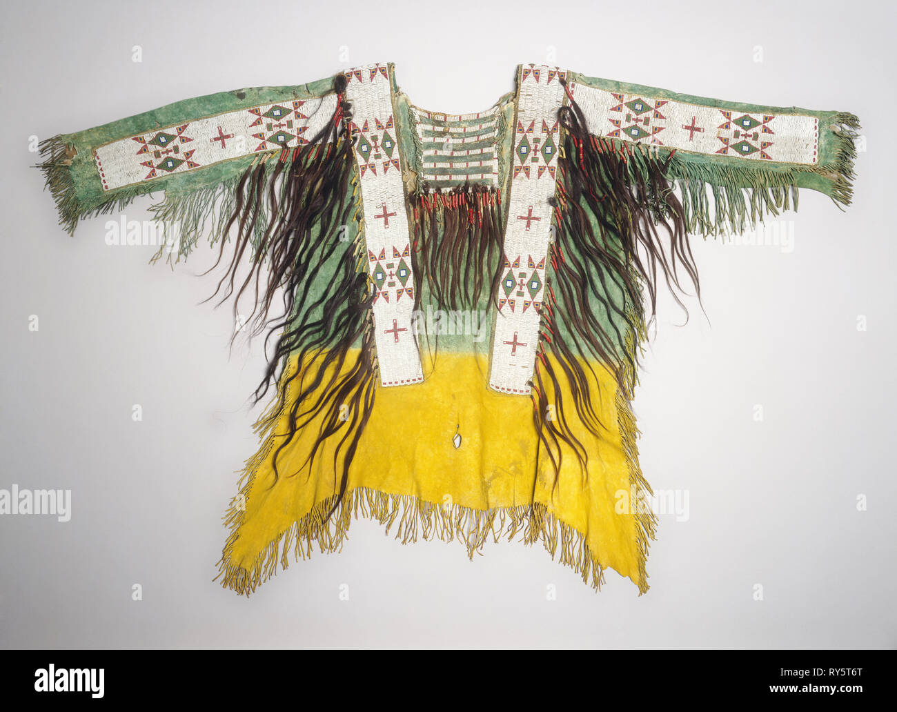 Hide Shirt, ch. 1890. Nord, Autochtones d'Amérique du Nord, des plaines centrales, les Sioux Lakota, 19e siècle. Masquer, pigment, perles de verre, les cheveux humains ; total : 97,8 x 150 cm (38 1/2 x 59 1/16 po Banque D'Images