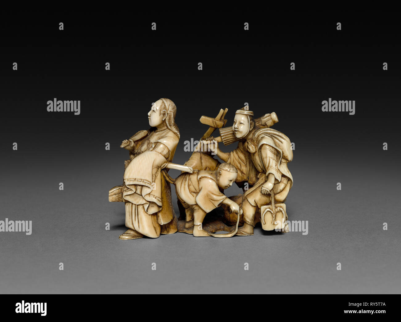 Procession avec quatre chiffres, fin des années 1800- début des années 1900. Le Japon de la fin du xixe- début du xxe siècle. L'ivoire ; total : 6,2 cm (2 7/16 po Banque D'Images