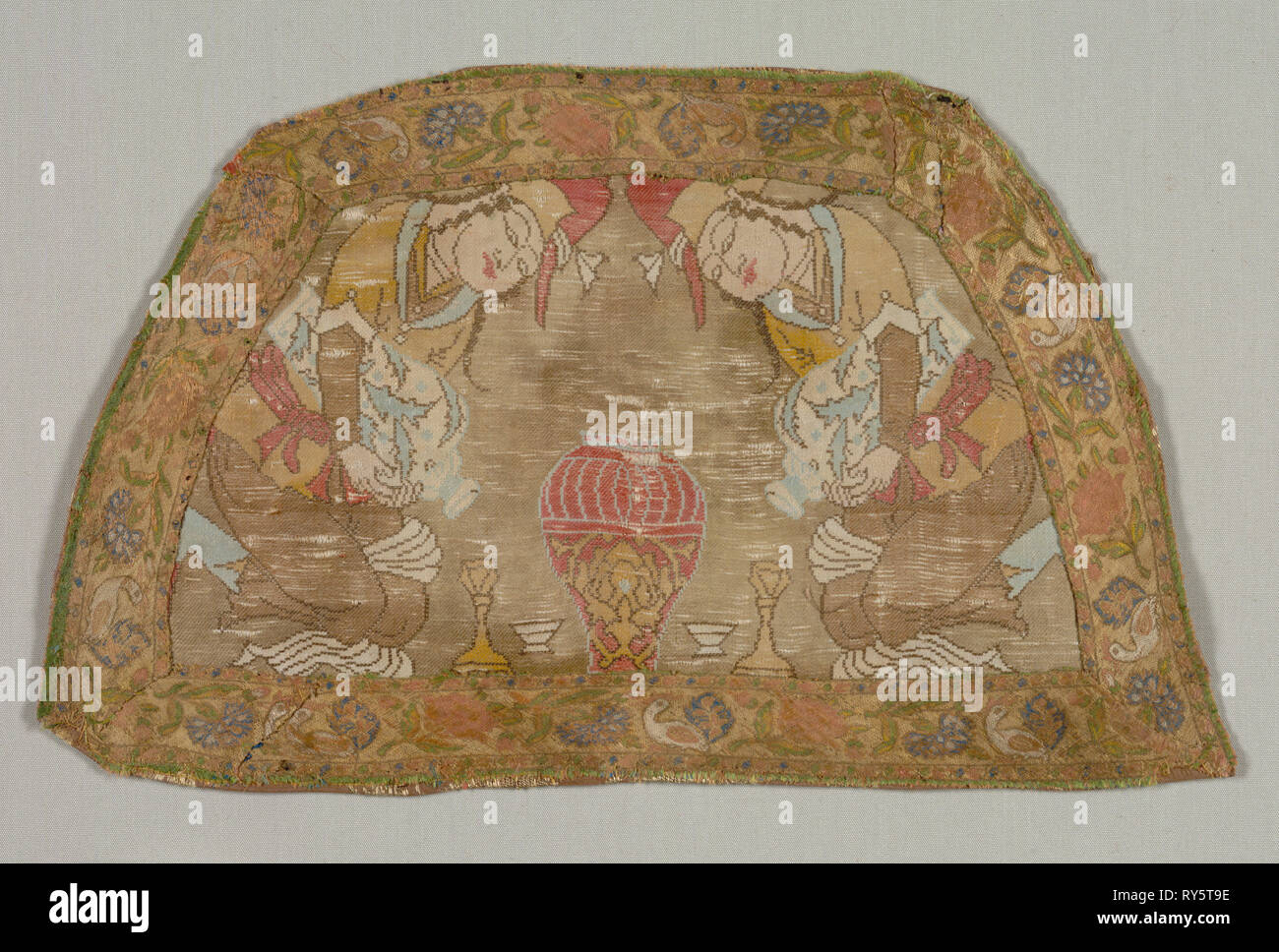 Fragment, années 1600. L'Iran, l'époque safavide, 17e siècle. Sergé composé, la soie ; total : 25,6 x 42,3 cm (10 1/16 x 16 5/8 po Banque D'Images