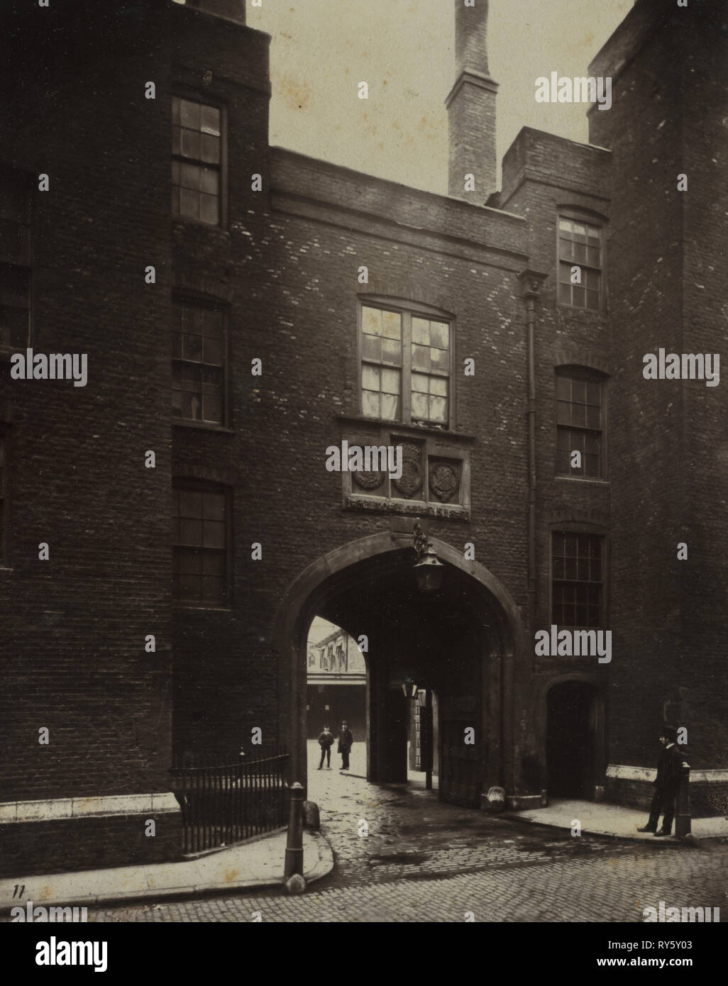 Old London : Lincoln's Inn, Gate House, 1876. Alfred H. Bool (britannique), l'album publié par la Société pour photographier les reliques de l'ancien Londres, et John Bool (britannique). Impression carbone ; image : 23,3 x 18,4 cm (9 3/16 x 7 1/4 in.) ; enchevêtrées : 50,8 x 40,6 cm (20 x 16 in Banque D'Images