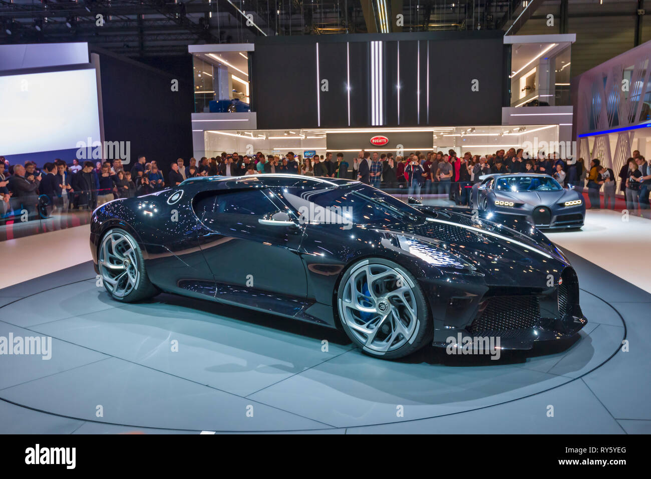 Bugatti fait sensation au salon de Genève en dévoilant la télé 'Noire', le plus cher du monde à Genève, Suisse Banque D'Images