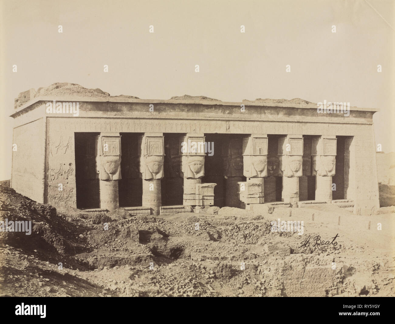 Temple de Dendérah, ch. Années 1870 - 1880. Antonio Beato (britannique), ch. 1825-1903). L'albumine à partir de négatifs au collodion humide ; image : 20,2 x 26 cm (7 15/16 x 10 1/4 in.) ; enchevêtrées : 40,6 x 50,8 cm (16 x 20 po Banque D'Images