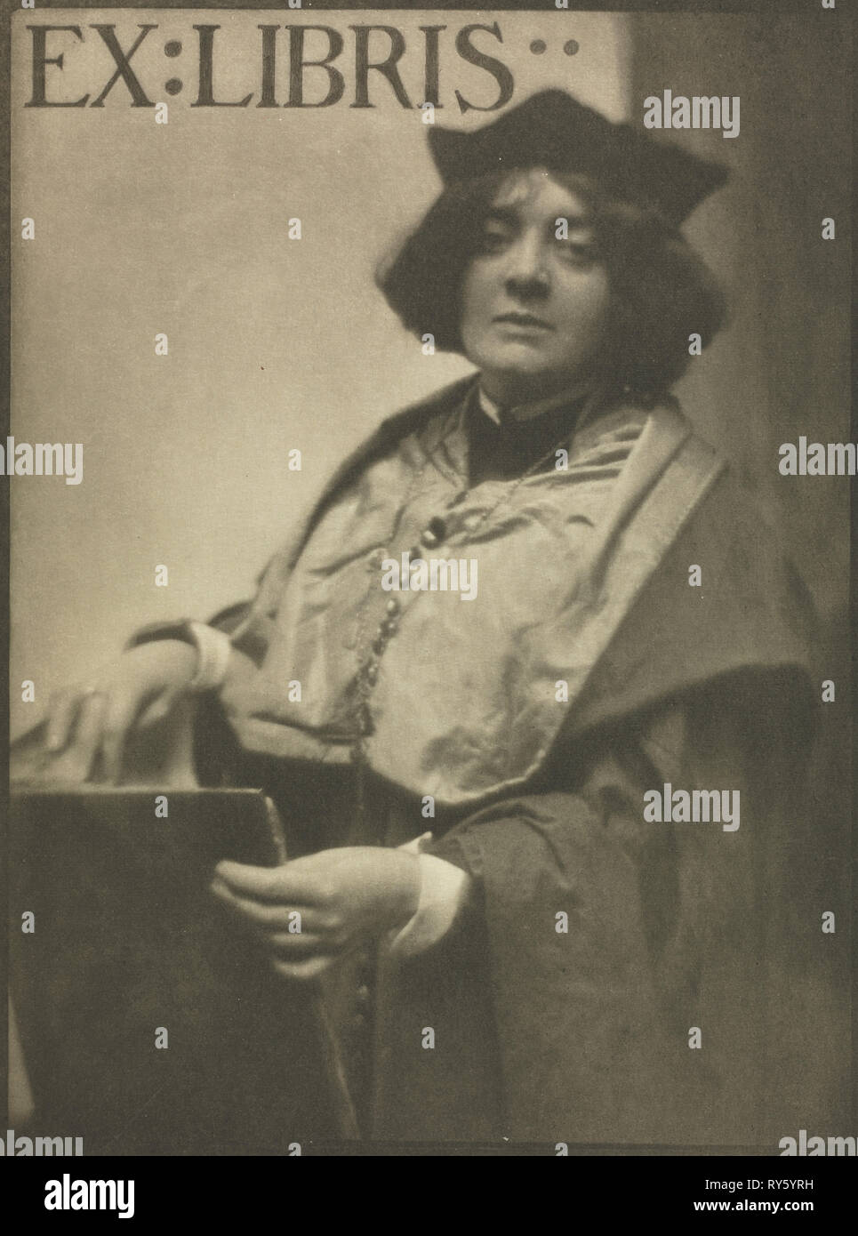 Le travail de l'appareil photo : Ex Libris, 1909. J. Craig Annan (britannique, 1864-1946). Photogravure Banque D'Images