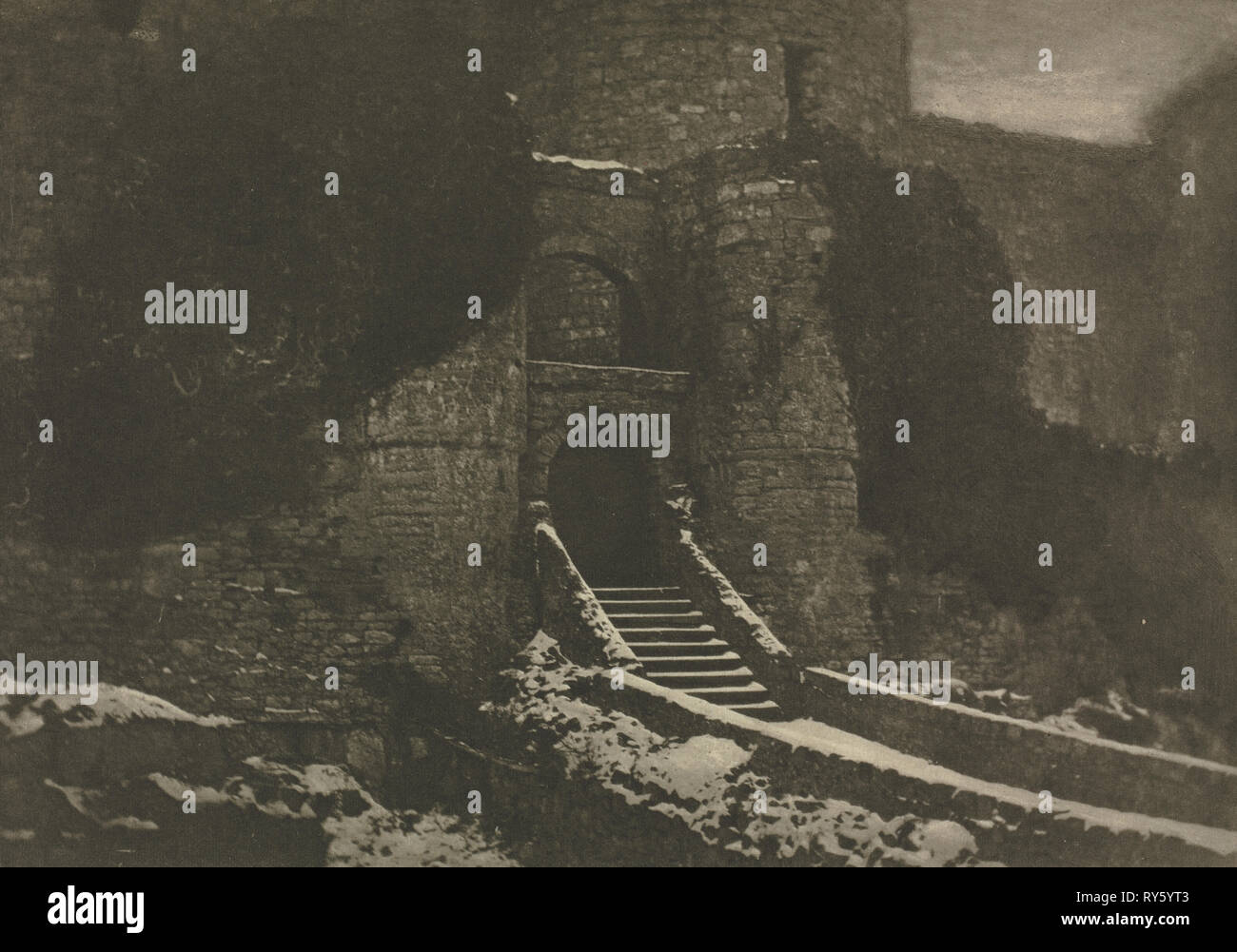 Le travail de l'appareil Photo : Château de Harlech, 1910. J. Craig Annan (britannique, 1864-1946). Photogravure Banque D'Images