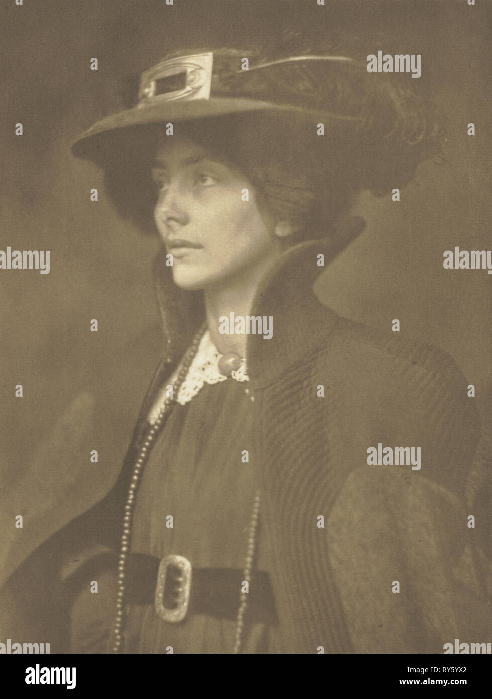 Le travail de l'appareil photo : Frau Mathasius, 1904. J. Craig Annan (britannique, 1864-1946). Photogravure Banque D'Images
